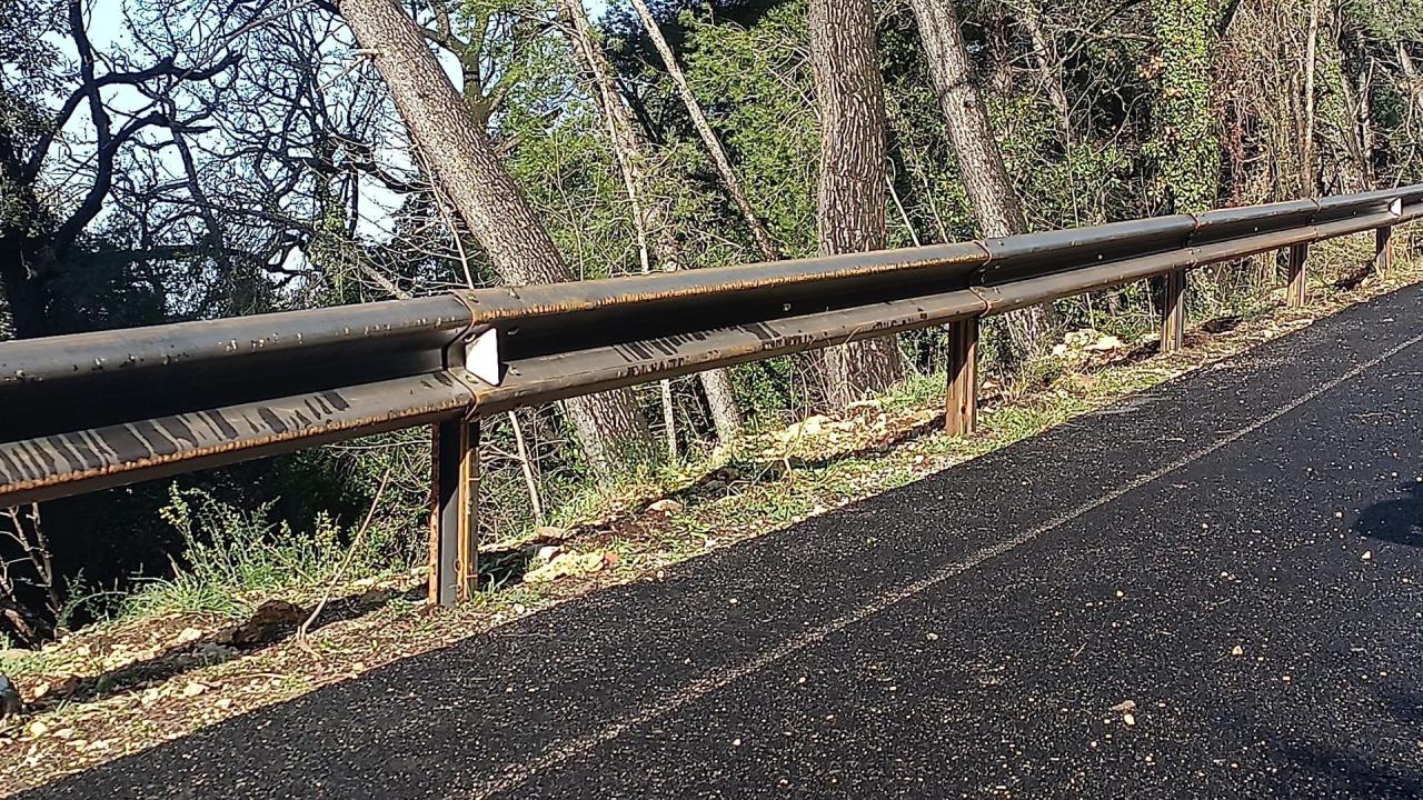 il nuovo guardrail sulla strada Cesi-Sant'Erasmo