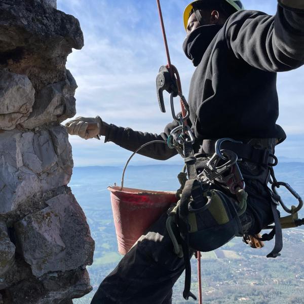 /sites/default/files/2025-04/Edilizia%20acrobatica%20sulle%20torri%20di%20Cesi.jpeg
