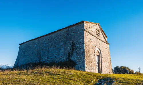 Tra le vette che sovrastano il borgo di Cesi, sorge un’antica abbazia benedettina