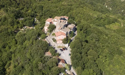 Appecano, la “villa” aperta sullo sperone roccioso